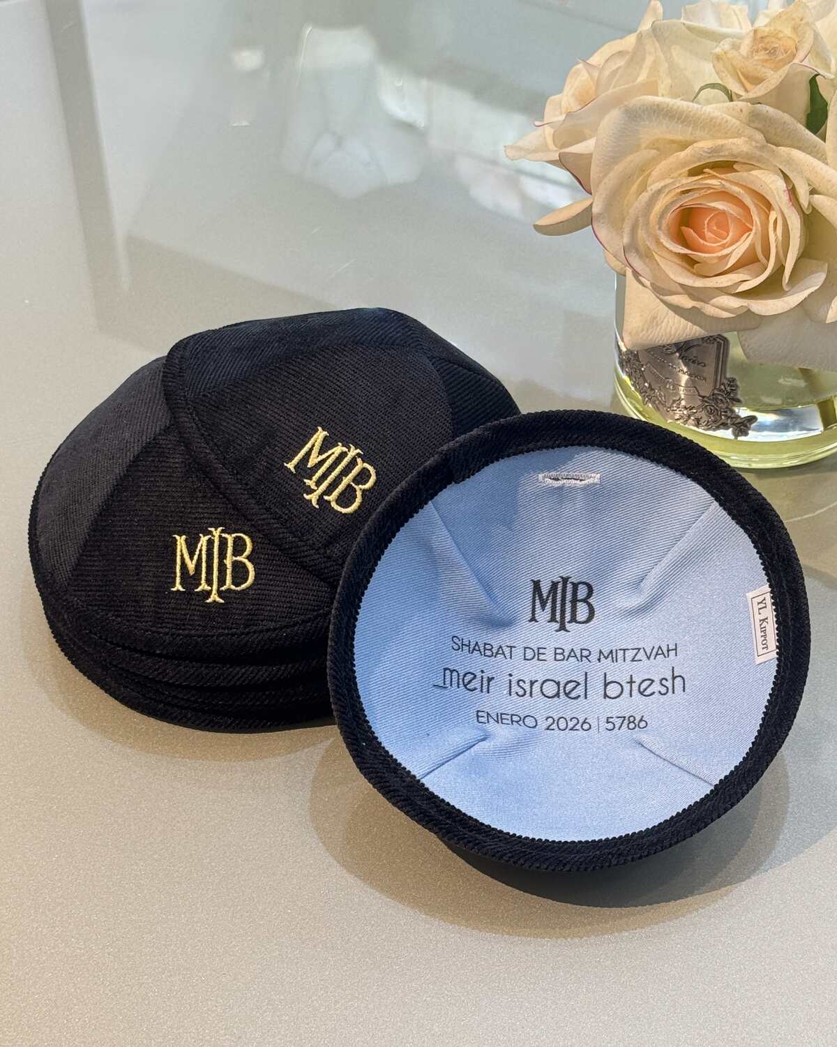 Bar mitzvah kippot azul marino con monograma bordado en dorado