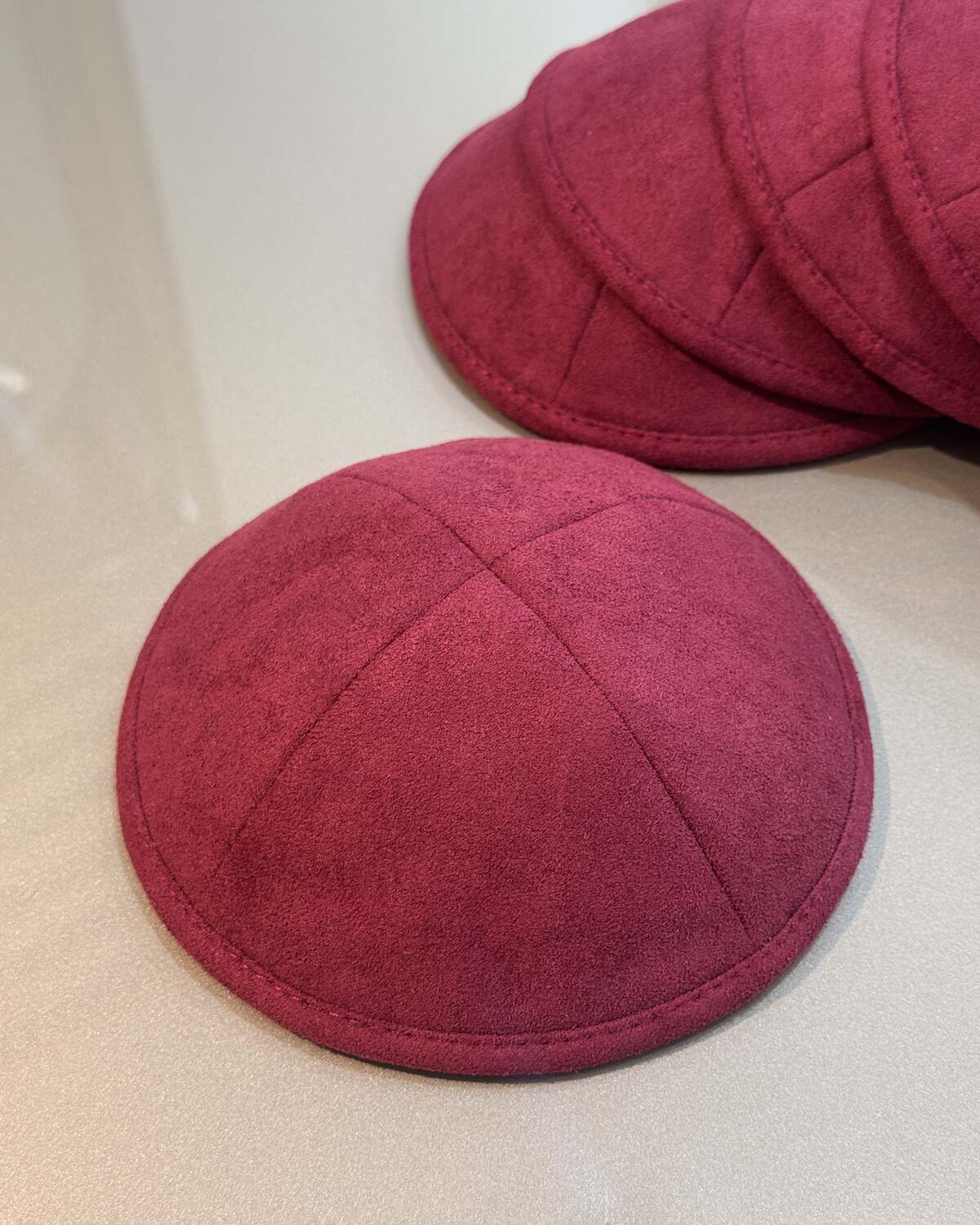 Custom yarmulkes de cuero coñac para boda