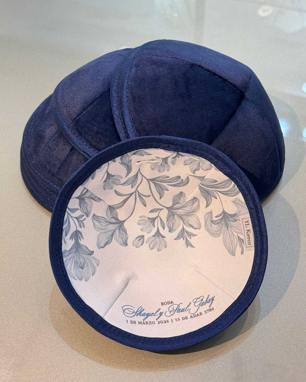 Kippot personalizadas azul marino con estampado interior botánico para una boda