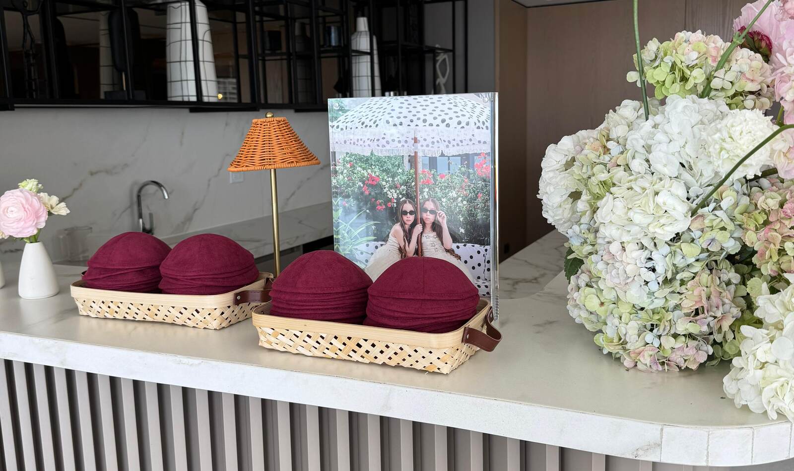 Kippot personalizadas de gamuza marfil sobre la mesa de una boda judía