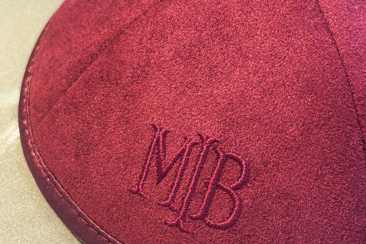 Kippah azul marino con monograma bordado para bar mitzvah