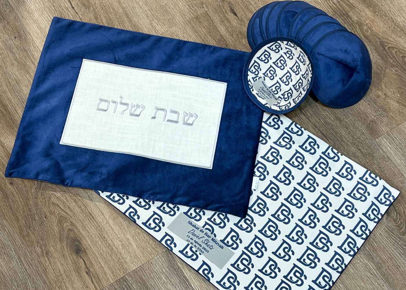 Set de kippot azul marino y challah cover bordado a juego para shabat
